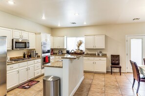 Coffee/tea maker, cookware/dishes/utensils