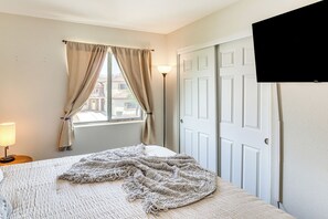 5 bedrooms, desk, iron/ironing board, Internet