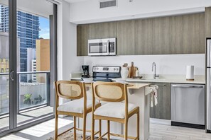 Microwave, oven, stovetop, dishwasher - Chic Downtown Miami Escape - Infinity Pool, Gym & Fast WiFi (Miami)