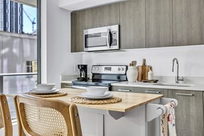 Mikrovågsugn, ugn, spishäll och diskmaskin