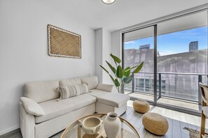 Smart TV - Chic Downtown Miami Escape - Infinity Pool, Gym & Fast WiFi (Miami)