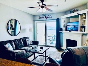 スマートテレビ、暖炉、書庫