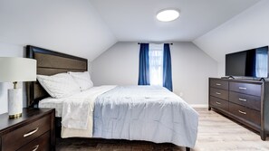 Een strijkplank/strijkijzer, wifi, beddengoed