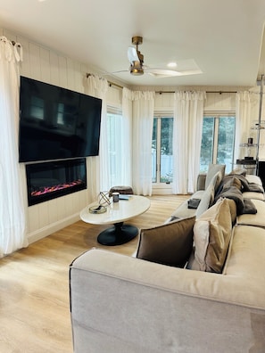 Smart TV, books - Charming 4-bedroom retreat with pool in lovely Spring Lake free street parking (Spring Lake)