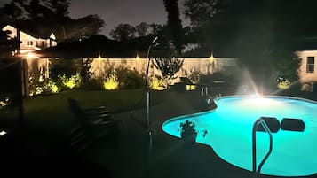 Piscina all'aperto, una piscina riscaldata