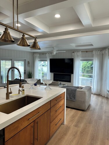 Charming 4-bedroom retreat with pool in lovely Spring Lake free street parking