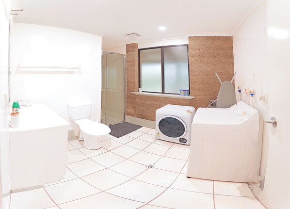 Douche, serviettes fournies, savon, papier toilette