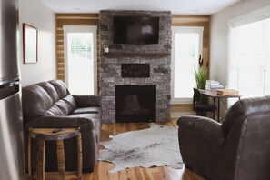 TV, fireplace
