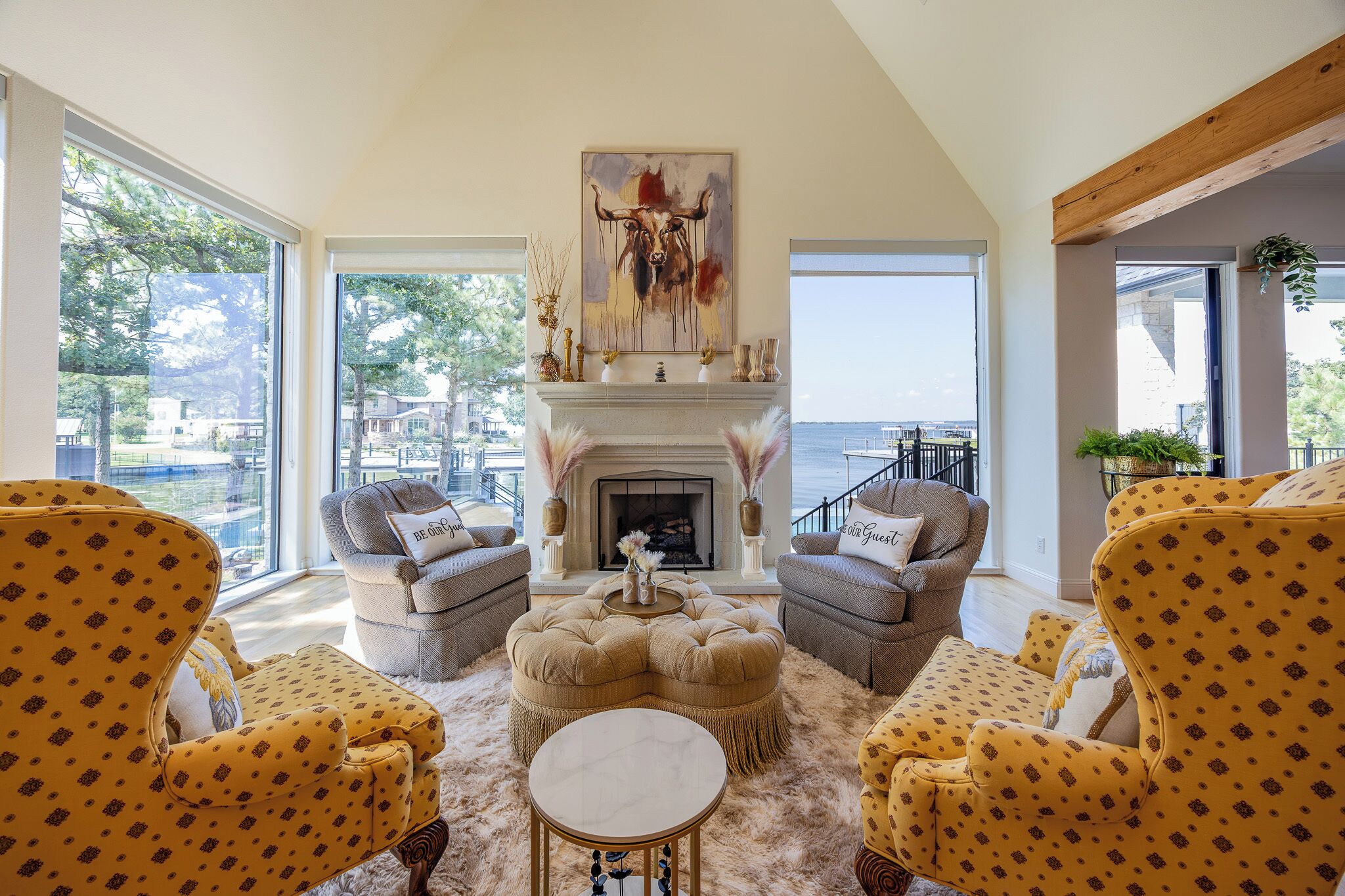 Een smart-tv en een tafeltennistafel