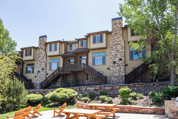 Exterior - Incredible Location: Sleeps 11, Short drive to Ski, Private Hot Tub, View of Olympic Park! (Park City)