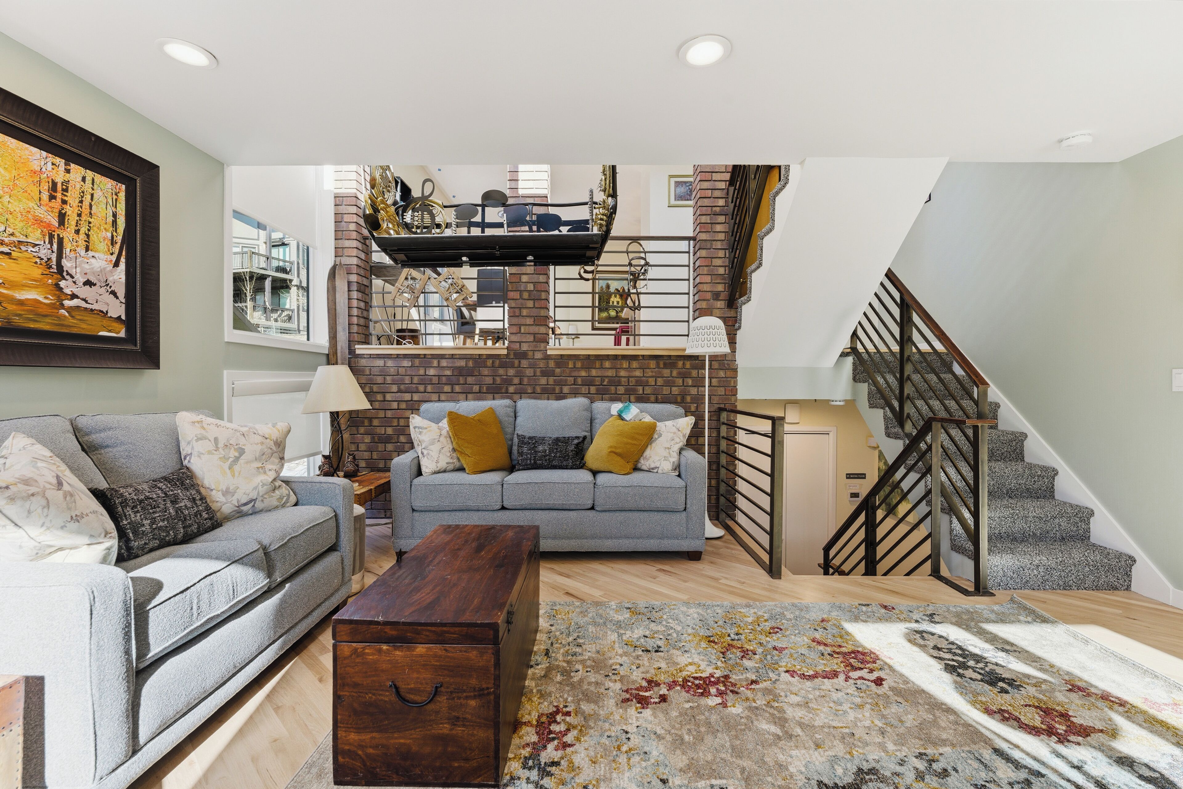 Smart-TV, peis, bøker og kontorer