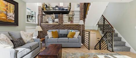 Smart-TV, peis, bøker og kontorer