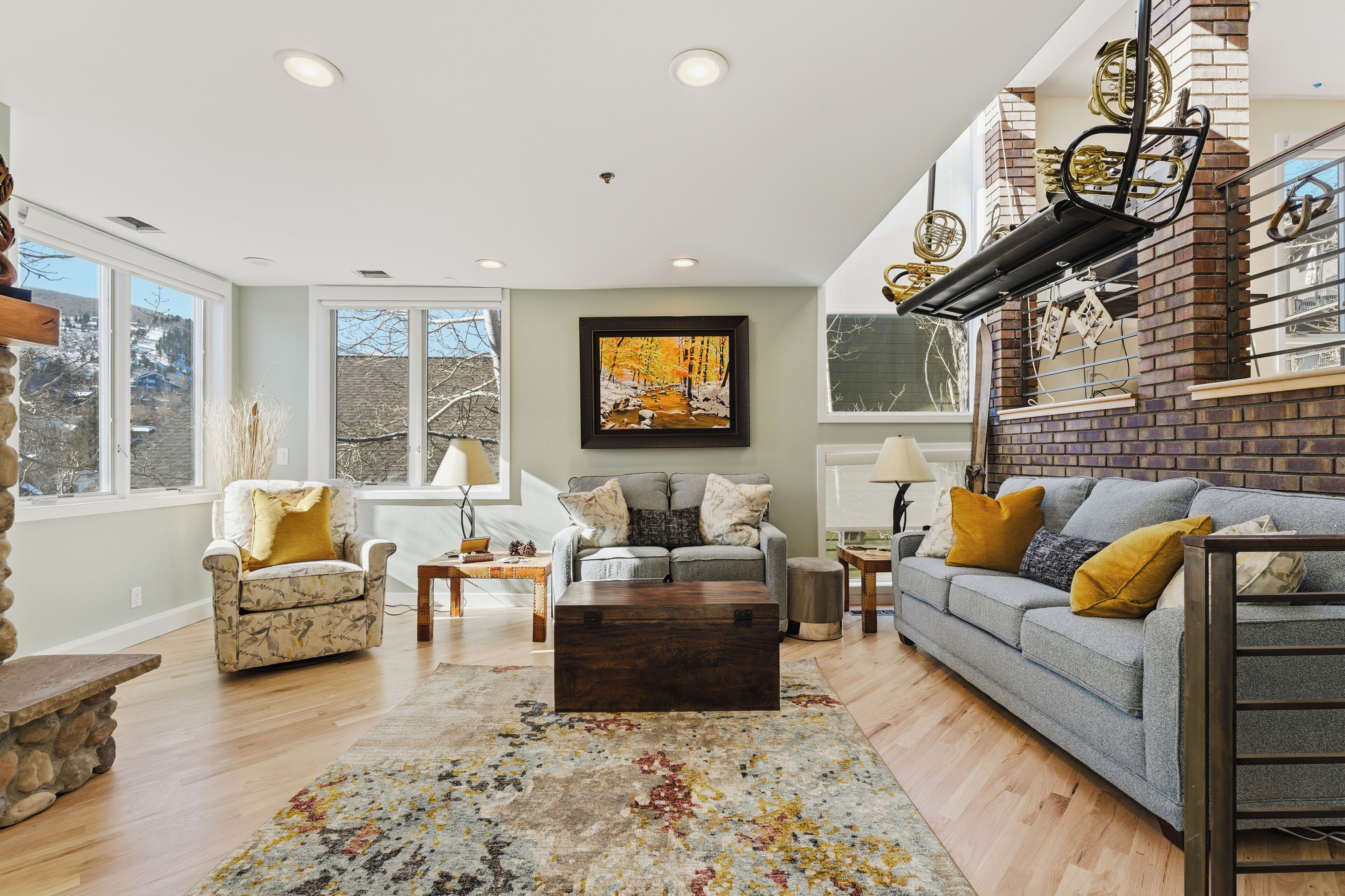 Smart TV, fireplace, books, offices