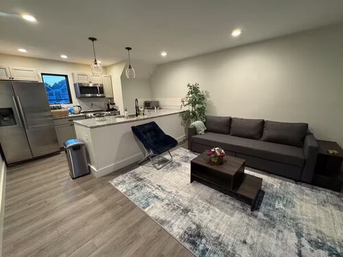 Charming 1-bedroom carriage house apartment with private garage