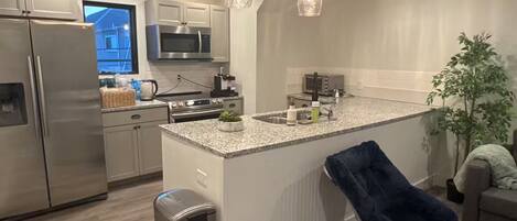 Réfrigérateur, micro-ondes, four, plaque de cuisson