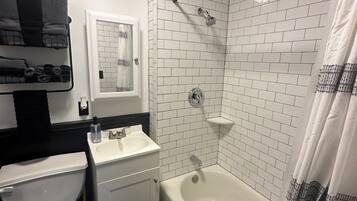 Secador de cabelo, toalhas de banho, papel higiênico