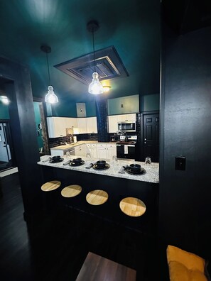 Geladeira, micro-ondas, fogão, cooktop