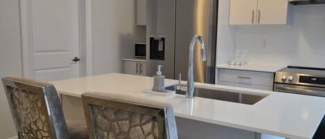 Micro-ondes, four, plaque de cuisson, lave-vaisselle