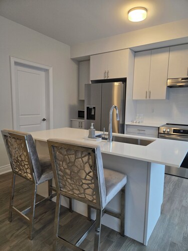 Brand new Modern 4 Bedroom Home in prestigious Oakville community