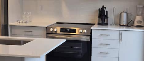 Microonde, forno, piano cottura, lavastoviglie