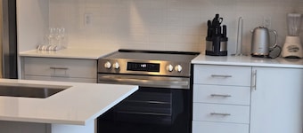 Brand new Modern 4 Bedroom Home in prestigious Oakville community