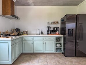 Kylskåp, spishäll, kaffe- och tebryggare och grytor/köksredskap