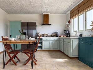 Kühlschrank, Ofen, Herdplatte, Wasserkocher mit Kaffee-/Teezubehör