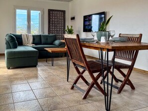 Dining - Scenic View - Mena’s Authentic Wellness Eco (Noord)