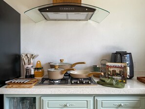 Kühlschrank, Ofen, Herdplatte, Wasserkocher mit Kaffee-/Teezubehör