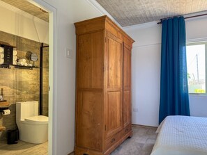 1 slaapkamer, een bureau, een strijkplank/strijkijzer, wifi