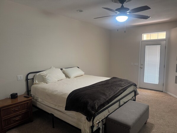 3 habitaciones, tabla de planchar con plancha y cuna de viaje 