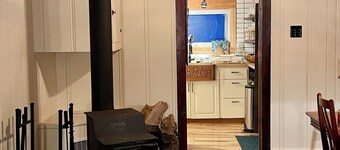 Charming 2-bedroom cabin in enchanting Gilboa with WiFi