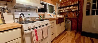 Charming 2-bedroom cabin in enchanting Gilboa with WiFi