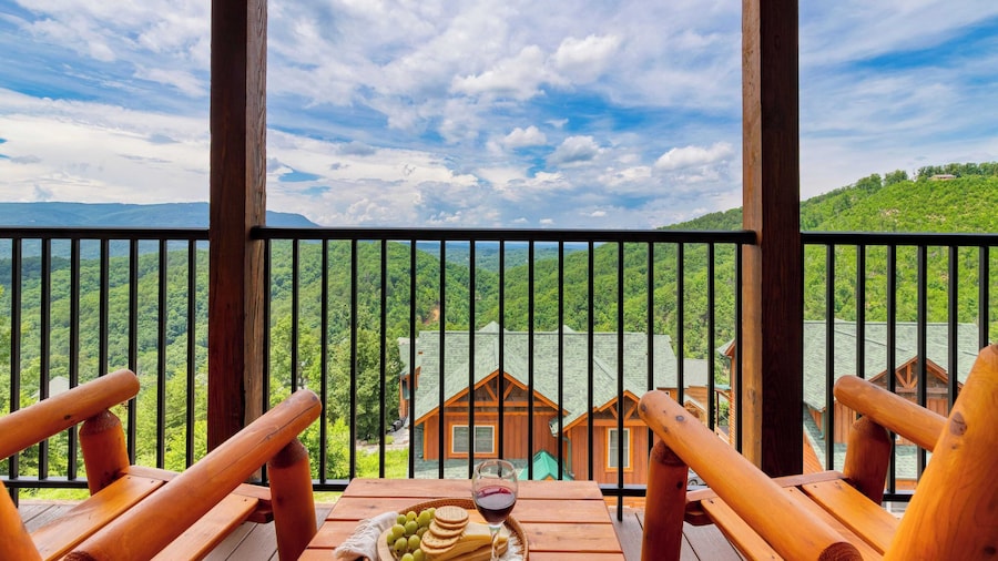 All Fun & Games by Avantstay Indoor Pool, Game Room, Theater, Mountain Views Near Pigeon Forge & Dollywood