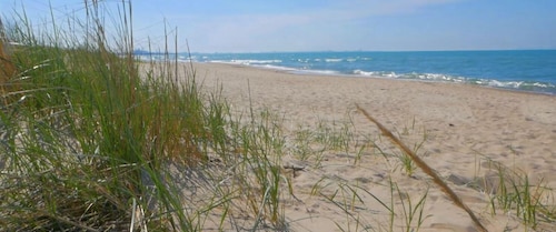 Cozy 3-bedroom 3 bathroom condo with AC, WiFi in charming Miller Beach