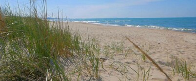 Cozy 3-bedroom 3 bathroom condo with AC, WiFi in charming Miller Beach