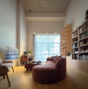 Smart TV, books, music library, stereo