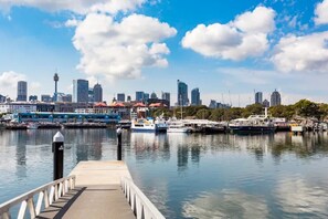 Marina - NYC-Style Luxe Loft on Wentworth Park | Glebe Gem (Glebe)