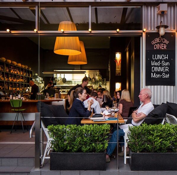 Outdoor dining - NYC-Style Luxe Loft on Wentworth Park | Glebe Gem (Glebe)