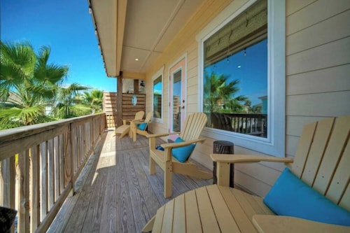 2 Homes in Las Palmeras by Avantstay Sleeps 18, Resort Pool + Private Patio Walk to Town, Golf Cart Zone