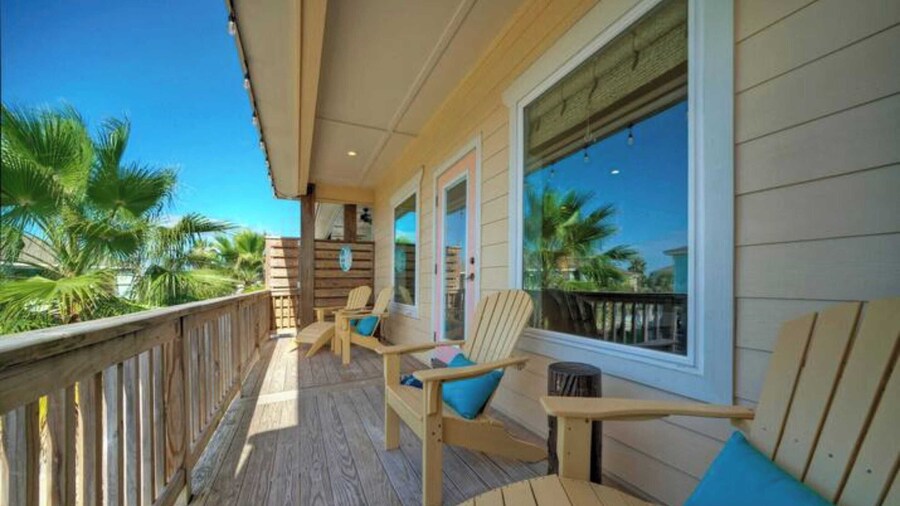 2 Homes in Las Palmeras by Avantstay Sleeps 18, Resort Pool + Private Patio Walk to Town, Golf Cart Zone