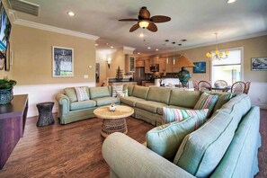 House (6 Bedrooms) | Interior - 2 Homes in Las Palmeras by Avantstay Sleeps 18, Resort Pool + Private Patio Walk to Town, Golf Cart Zone (Port Aransas)