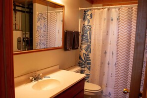 Hair dryer, towels, soap, toilet paper - Lakeside Retreat – Twin Lakes Cabin, Bois Blanc Island (Bois Blanc Island)