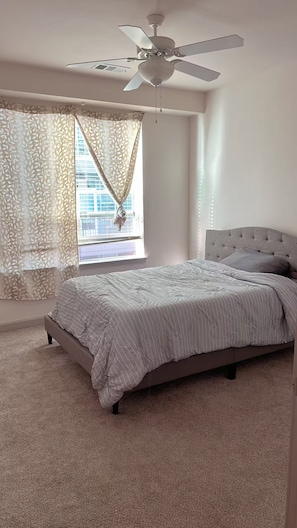 Iron/ironing board, bed sheets