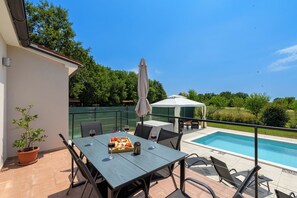 Outdoor dining - Villa Tamara (Istria - Loborika) (Loborika)