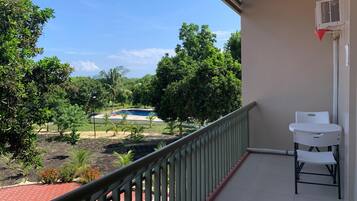 Yhden hengen deluxe-huone, patio, näköala pihalle | Näkymä sisäpihalle