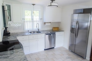 Microondas, horno, placa de cocina y lavavajillas
