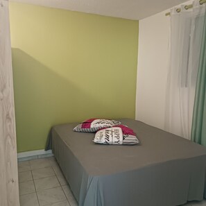 2 chambres, fer et planche à repasser, Wi-Fi, draps fournis