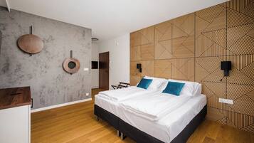 Tabla de planchar con plancha, wifi, ropa de cama