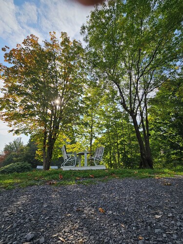 Tranquil bed & breakfast with WiFi in Château-Richer 15% off KCR Karting